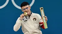 Rizki berhasil naik podium tertinggi dan membuat lagu kebangsaan Indonesia Raya berkumandang di Olimpiade Paris 2024. (Miguel MEDINA/AFP)