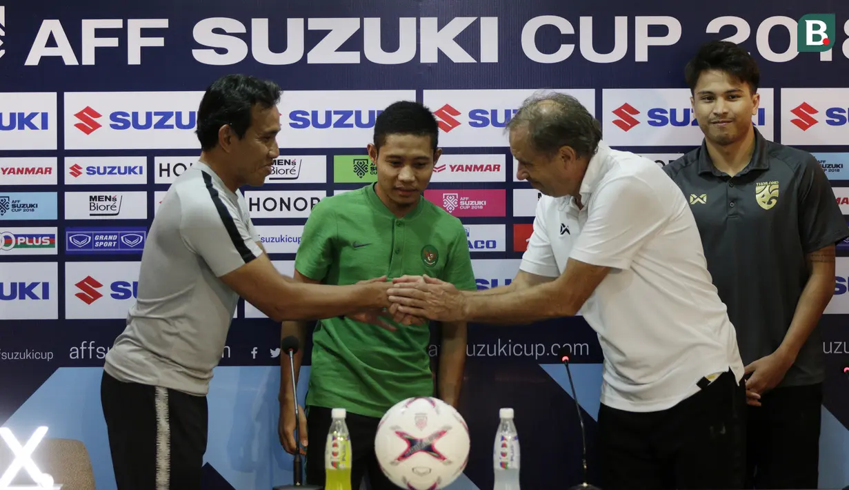 Pemain Timnas Indonesia, Evan Dimas, mendampingi Bima Sakti saat jumpa pers di Stadion Rajamangala, Bangkok, Jumat (16/11). Indonesia akan melawan Thailand pada laga Piala AFF 2018. (Bola.com/M. Iqbal Ichsan)