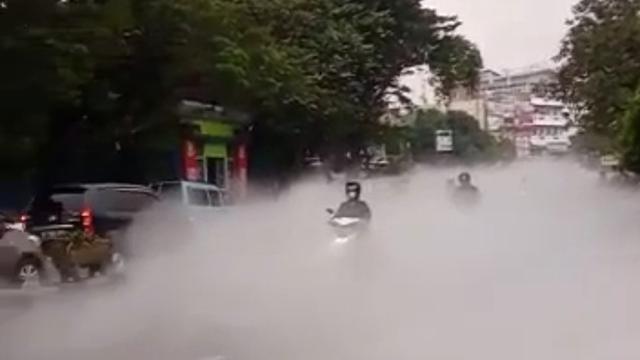 Kabut asap putih gas CO2 menyelimuti ruas jalan di sepanjang Jalan Gatot Subroto, Cimone, Kota Tangerang, Banten, Rabu (6/7/2022) pagi. Lalu lintas pun tersendat akibat insiden ini. (Istimewa)