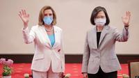 Ketua DPR AS Nancy Pelosi (kiri) melambai di samping Presiden Taiwan Tsai Ing-wen di Kantor Kepresidenan di Taipei. (Foto oleh Handout / Kantor Kepresidenan Taiwan / AFP)
