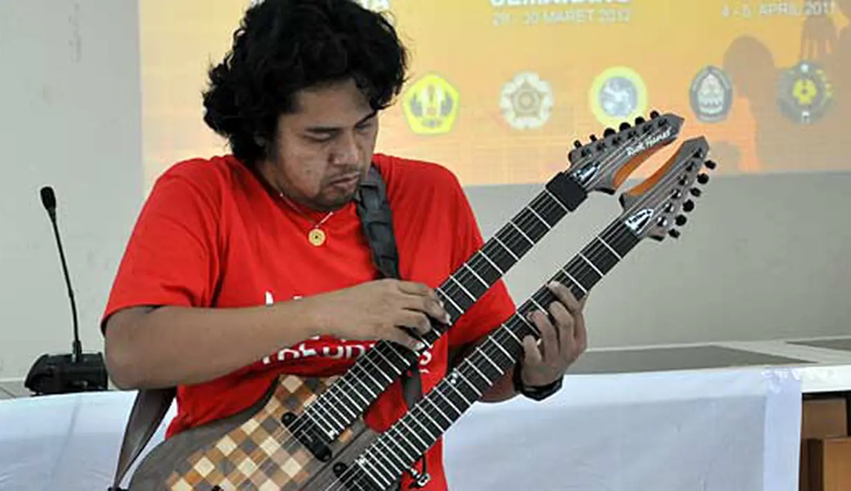 Balawan memeriahkan acara pembukaan SCTV Goes Campus Yogyakarta di Kampus Fisipol Universitas Gajahmada (15/3).(Foto: Agung Binarko)