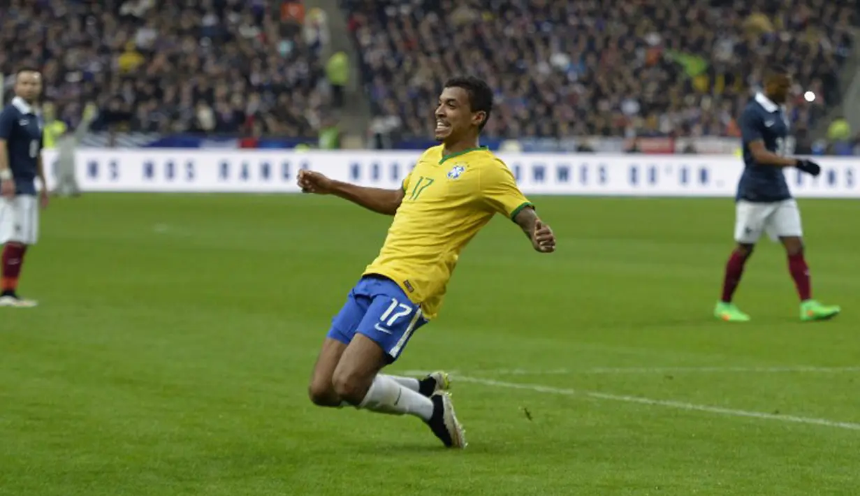 Gelandang Brasil, Luiz Gustavo (tengah) merayakan selebrasi usai mencetak gol ke gawang Prancis saat laga persahabatan di Stade de France, Prancis, Jumat (27/3/2015 ). Brasil menang 3-1 atas Prancis. (AFP PHOTO/ Miguel Medina)