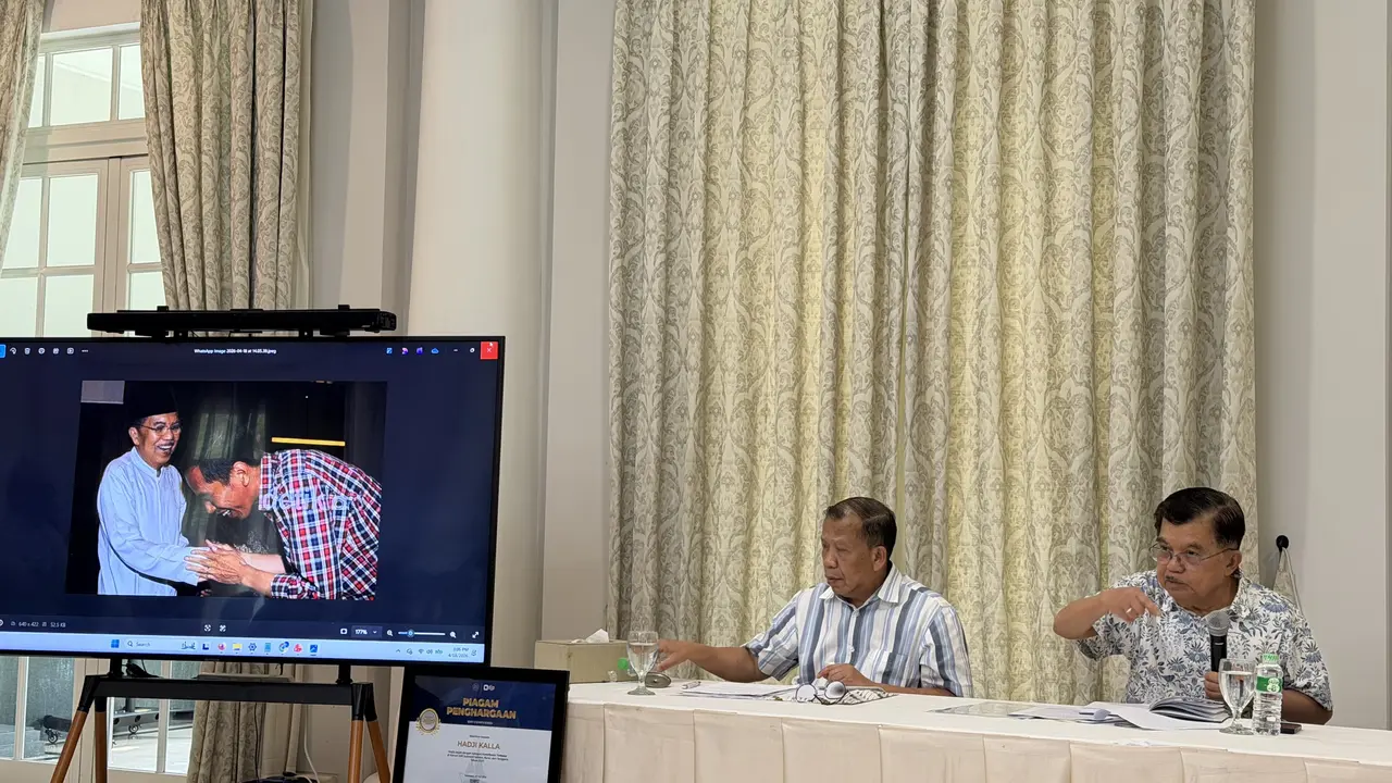 Wakil Presiden ke-10 dan ke-12 RI Jusuf Kalla saat menggelar Konferensi Pers di kediamannya di Jakarta Selatan. JK menjawab polemik isu ijazah Jokowi yang turut menyeret namanya. (Liputan6/Lizsa Egeham)