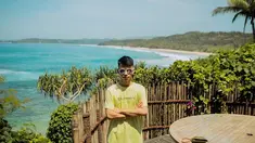 Sosok Dimas Ramadhan mendadak viral usai parasnya dianggap mirip dengan Raffi Ahmad. Setelah bertemu dengan ayah Rafatahr tersebut, ia pun diajak liburan ke Nihi, Sumba. (Liputan6.com/IG/@dimas_baam)
