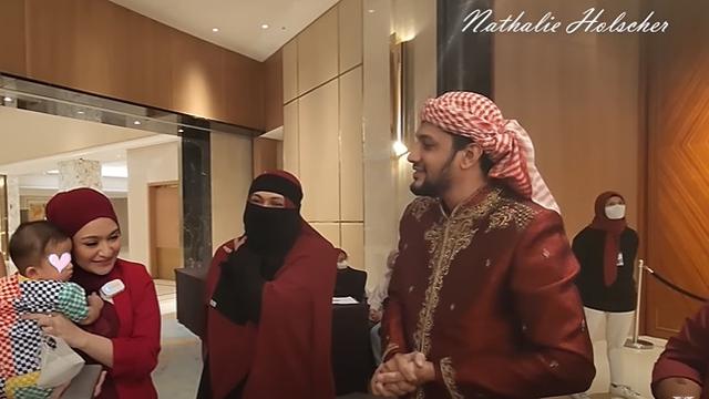 5 Potret Ustaz Kasif Heer dan Istri, Sempat Heboh Dijodohkan dengan Nathalie Holscher