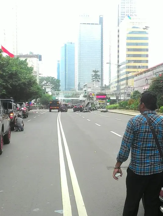 Berdasarkan sumber di lokasi kejadian, pelaku ledakan bom diduga bertubuh kecil kurus, salah satunya memakai topi berwarna hitam dan memakai kemeja tangan panjang. (Fathan Rangkuti/Bintang.com)