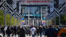 Ribuan penonton berbondong-bondong mendatangi Wembley Stadium untuk melihat klub kesayangan mereka bermain setelah satu tahun lebih sepak bola tanpa penonton di Inggris. (Foto: AFP/Pool/Ben Stansall)