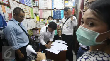 Petugas Badan Pengawas Obat dan Makanan (BPOM) bersama Polda Metro Jaya melakukan sidak di sejumlah apotek Pasar Pramuka, Jakarta Timur, Rabu (7/9). Ratusan obat kadaluwarsa dari 10 aptek disita petugas. (Liputan6.com/Immanuel Antonius)