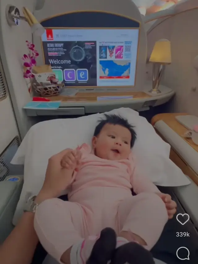 Potret Ameena saat berada di dalam pesawat dalam perjalanan ke Italia. (Foto: Instagram Stories Atta Halilintar)