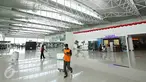 Aktivitas penumpang di Bandara Internasional Sultan Aji Muhammad Sulaiman (SAMS) Sepinggan Balikpapan, Kaltim, Selasa (27/10). Berdasarkan survei ASQ, bandara SAMS berhasil masuk peringkat 16 bandara terbaik sedunia. (Liputan6.com/Immanuel Antonius)