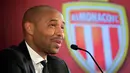 Pelatih AS Monaco, Thierry Henry menjawab pertanyaan saat konferensi pers di Monako, Prancis, Rabu (17/10). Monaco menjadi klub pertama Thierry Henry sebagai pelatih kepala. (AP Photo/Olivier Anrigo)