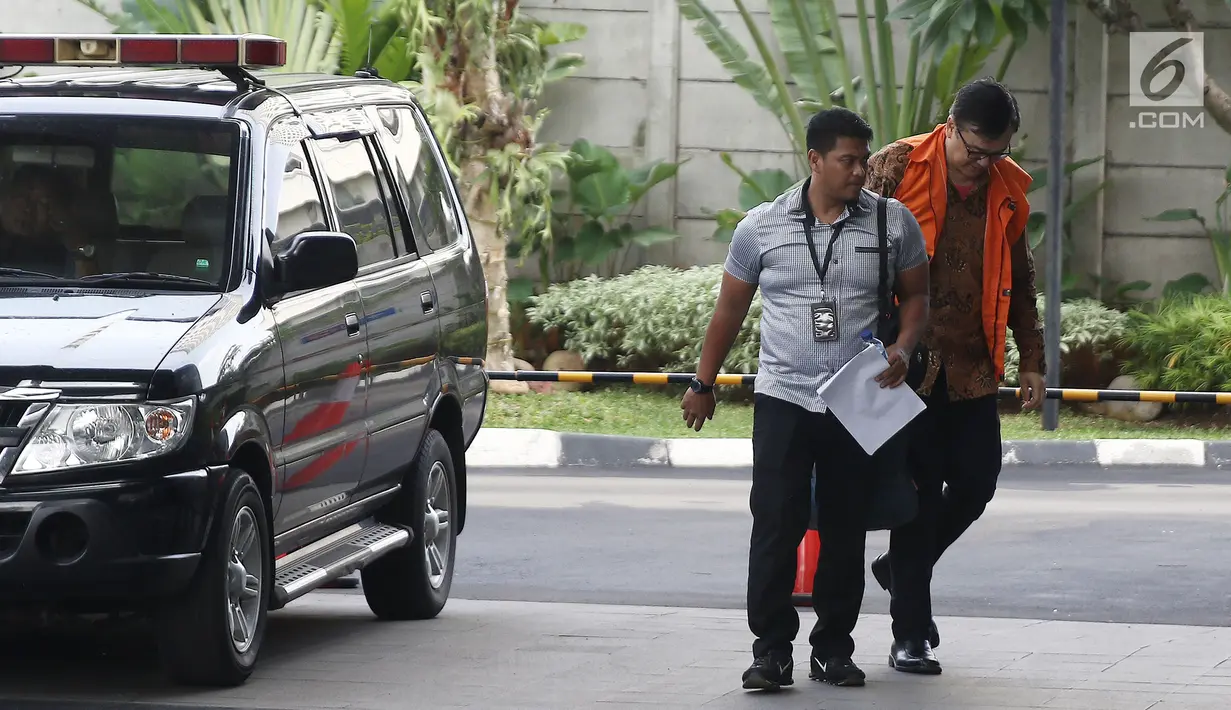Mantan Direktur Operasional Lippo Group Billy Sindoro dikawal petugas saat tiba di gedung KPK, Jakarta, Kamis (13/12). Billy Sindoro kembali diperiksa KPK terkait kasus suap perizinan proyek Meikarta. (Liputan6.com/Herman Zakharia)