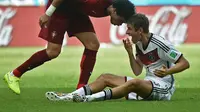 Pepe melakukan pelanggaran pada Thomas Muller (AFP/Patrik Stollarz)