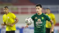 Pemain Persebaya Surabaya, Bruno Moreira Soares berusaha mengontrol bola saat laga pekan ke-15 BRI Liga 1 2021/2022 antara Persebaya Surabaya melawan PS Barito Putera di Stadion Manahan, Solo, Sabtu (04/12/2021). (Bola.com/Bagaskara Lazuardi)