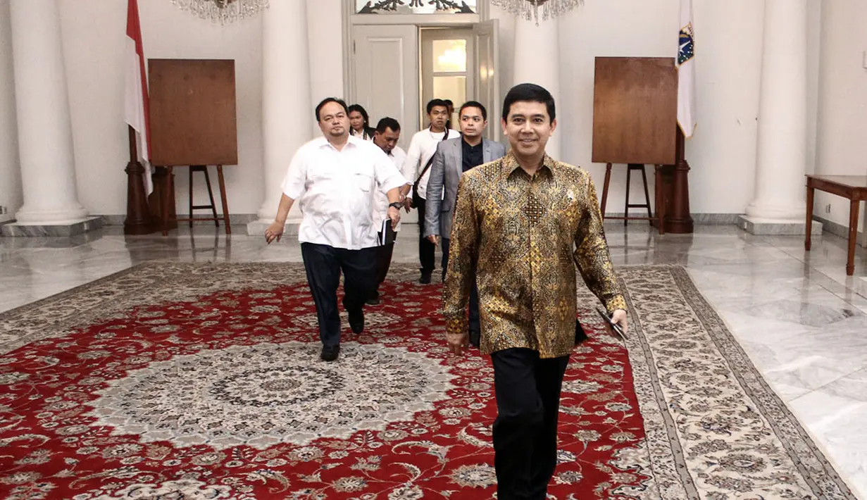 Menteri Pemberdayaan Aparatur Negara dan Reformasi Birokrasi (MenPAN-RB), Yuddy Chrisnandi mendatangi Balai Kota Jakarta, Senin (3/11/2014). (Liputan6.com/Faizal Fanani)