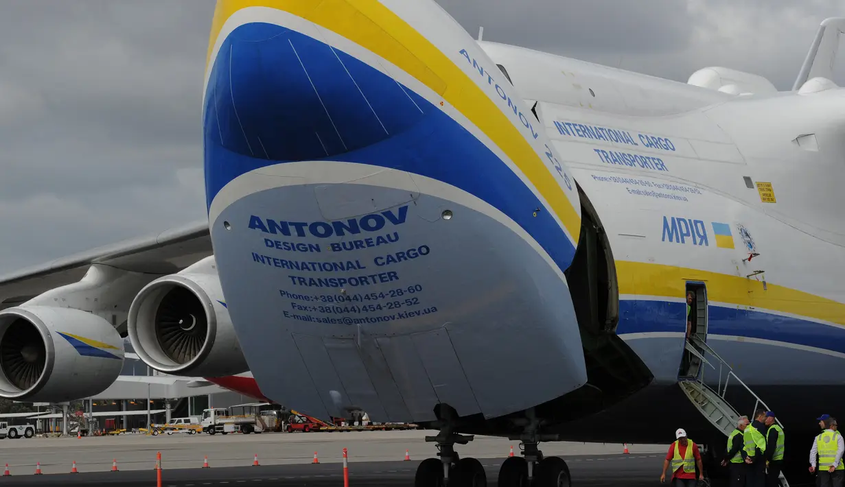 Bagian depan pesawat terangkat saat mendarat bandara Perth, Australia, (15/5). Pesawat buatan Antonov An- 225 Mriya dari Ukraina ini merupakan pesawat terbesar di dunia. (Greg Wood / AFP)