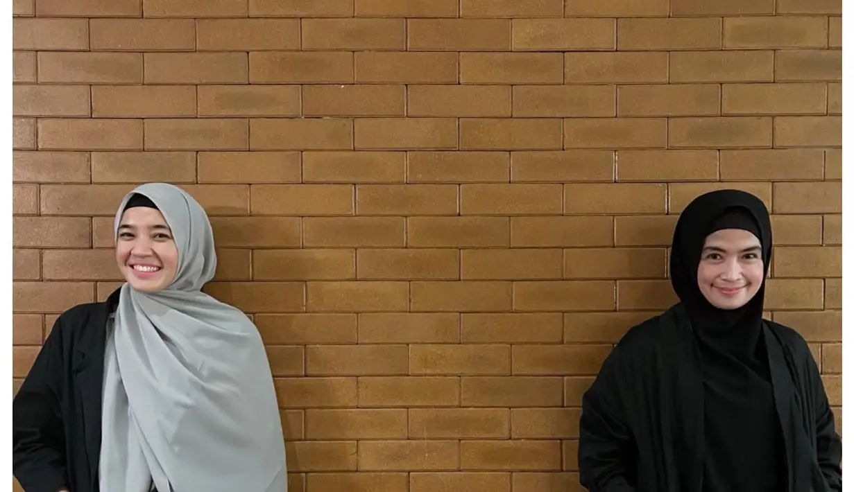 Bermain dengan layer busana, Yulia tetap tampil kece di depan kamera. (Instagram @dhiniaminarti)