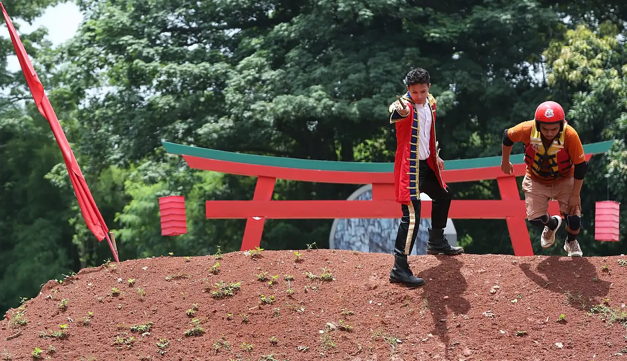 Setiap episode, para peserta yang terdiri dari 10 orang dalam satu tim ini harus melewati 10 jenis rintangan. Terlihat pada episode kali ini, Fero, Sang Kapten sedang dalam permainan Stepping Stone. (Bambang E. Ros/Bintang.com)