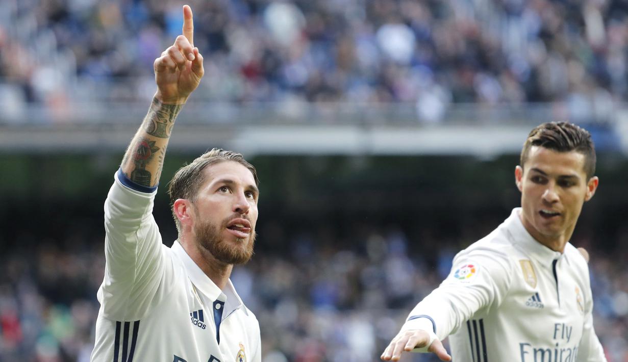 Kapten Real Madrid, Sergio Ramos (kiri)  mengamankan satu posisi linni belakang dalam Starting XI pekan ke-19 La Liga Spanyol. (EPA/Angel Diaz)