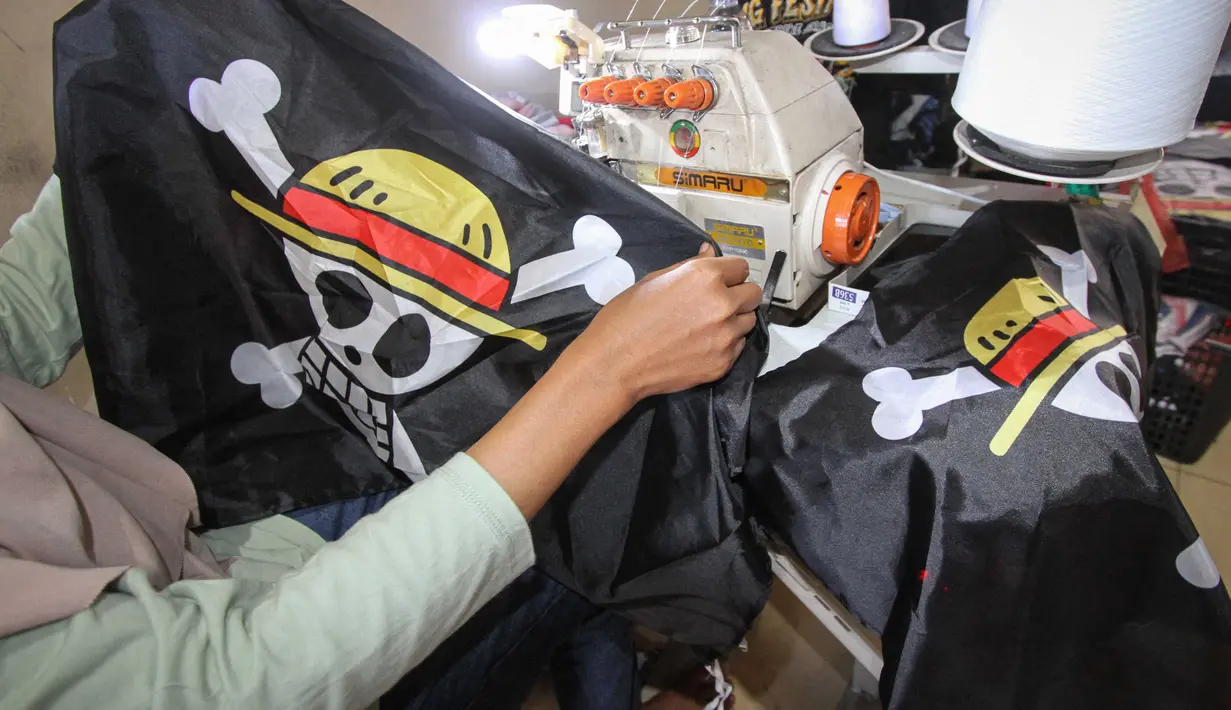 Pengibaran bendera One Piece menjelang HUT ke-80 RI menimbulkan beragam interpretasi dan tanggapan dari berbagai kalangan. (DIKA/AFP)