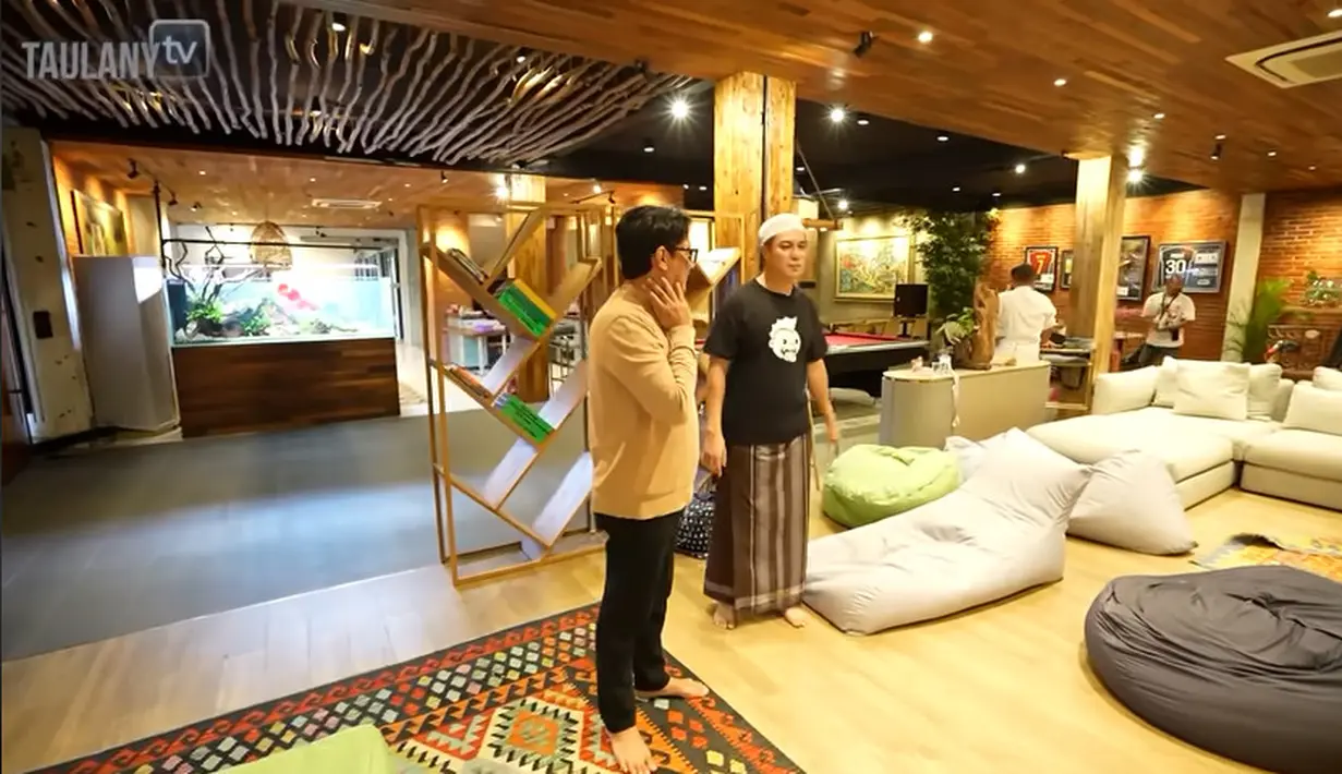 Artis yang juga Youtuber, Baim Wong membuat kantor baru yang sangat luas. Kantor yang mengusung konsep industrial itu juga dilengkapi arena bermain anak, waterboom, dan ruang santai buat karyawannya. Berikut beberapa potretnya. [Youtube/TAULANY TV]