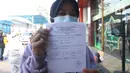 Pedagang memperlihatkan surat keterangan hasil tes di pusat perbelanjaan kawasan Cikarang, Kabupaten Bekasi, Kamis (27/05/2021). Pasca libur lebaran, Forkopimda Kabupaten Bekasi melakukan swab tes antigen kepada 202 pedagang guna mencegah penyebaran COVID-19. (Liputan6.com/Herman Zakharia)