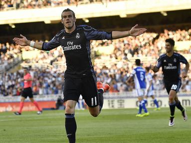 Penyerang Real Madrid, Gareth Bale, merayakan gol yang dicetak ke gawang Real Sociedad pada laga La Liga Spanyol di Stadion San Sebastian, Spanyol, Minggu (21/8/2016) atau Senin dini hari WIB. Madrid menang 3-0 atas Sociedad. (AP/Alvaro Barrientos)