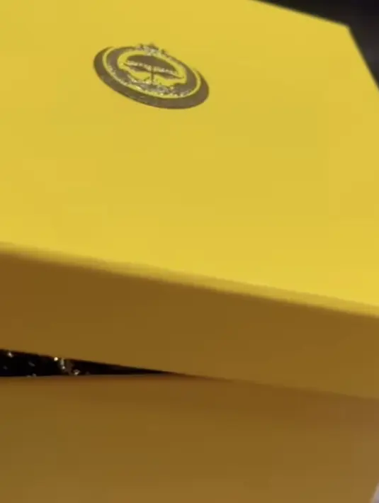 Tak hanya itu, ada box souvenir lainnya. Box tersebut berwarna kuning dengan lambang kerajaan Brunei.  [@littleummi.bn]
