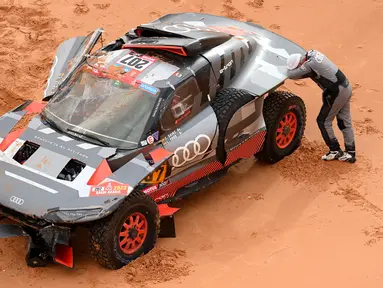 Carlos Sainz terpaksa mundur dari Reli Dakar 2023 setelah mengalami insiden parah di stage 9 yang berlangsung dari Riyadh hingga Haradh pada Selasa (10/01/2023) waktu setempat. (AFP/Franck Fife)