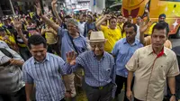 Mantan Perdana Menteri Malaysia Mahathir Mohamad (tengah) saat menghadiri unjuk rasa Bersih 4.0 di Dataran Merdeka, Kuala Lumpur, 30 Agustus 2015. (REUTERS/Athit Perawongmetha)