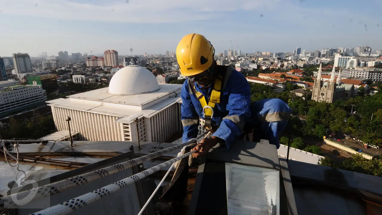 Sambut Hari Jadi Masjid Istiqlal, Relawan Pecinta Alam Lakukan Bersih Bersih