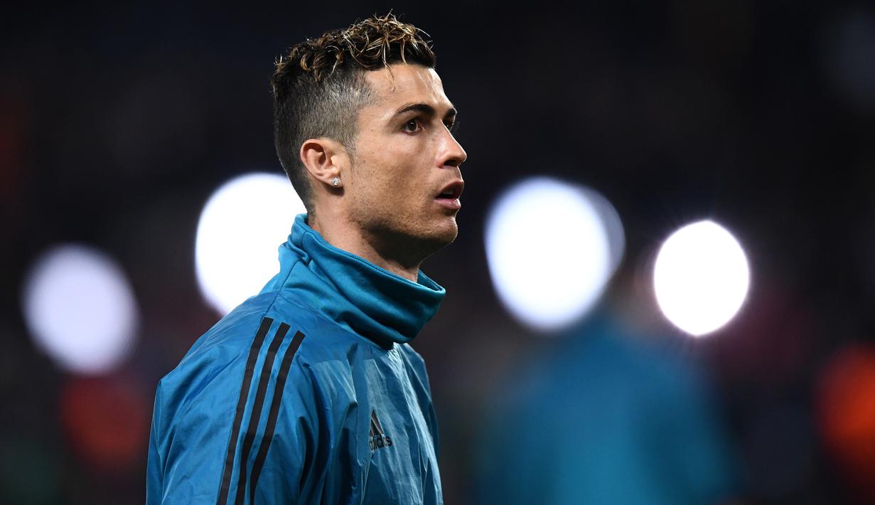 Bintang Real Madrid, Cristiano Ronaldo bersiap tampil melawan PSG pada laga Liga Champions di Stadion Parc des Princes, Paris, Selasa (6/3/2018). PSG kalah agregat 2-5 dari Madrid. (AFP/Franck Fife)