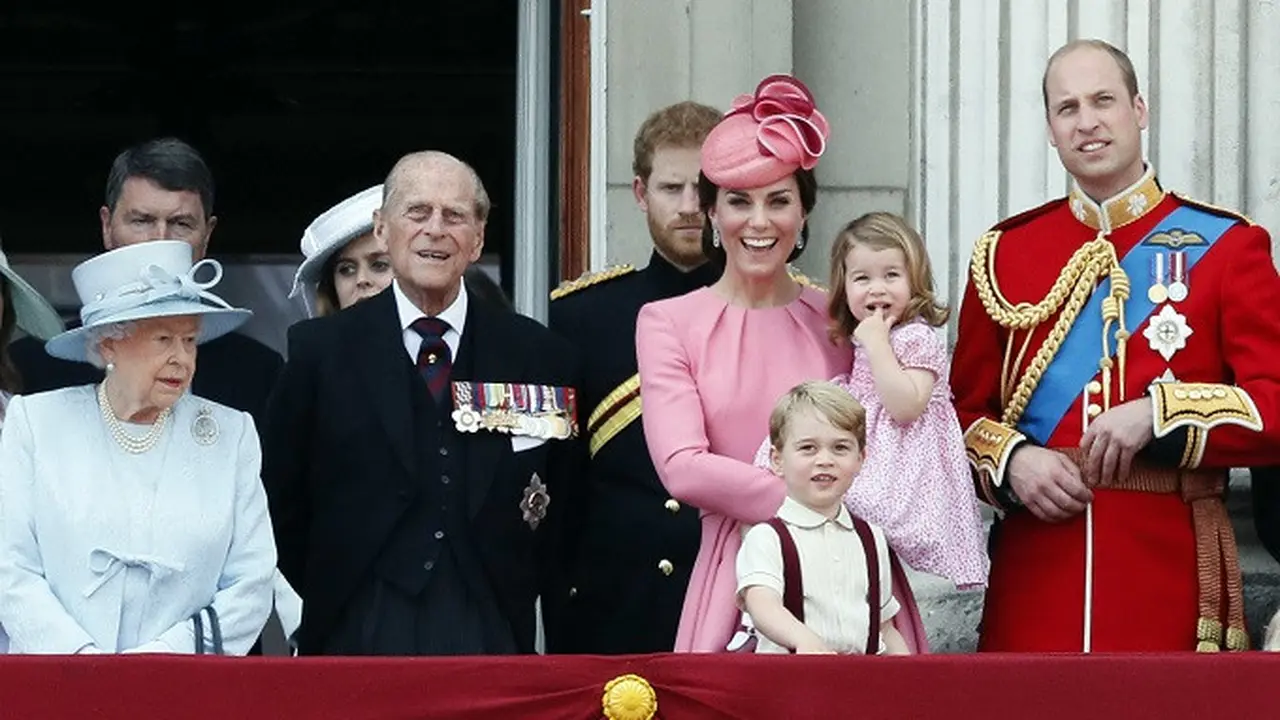 Keluarga Kerajaan Inggris dalam upacara tahunan Trooping the Colour 