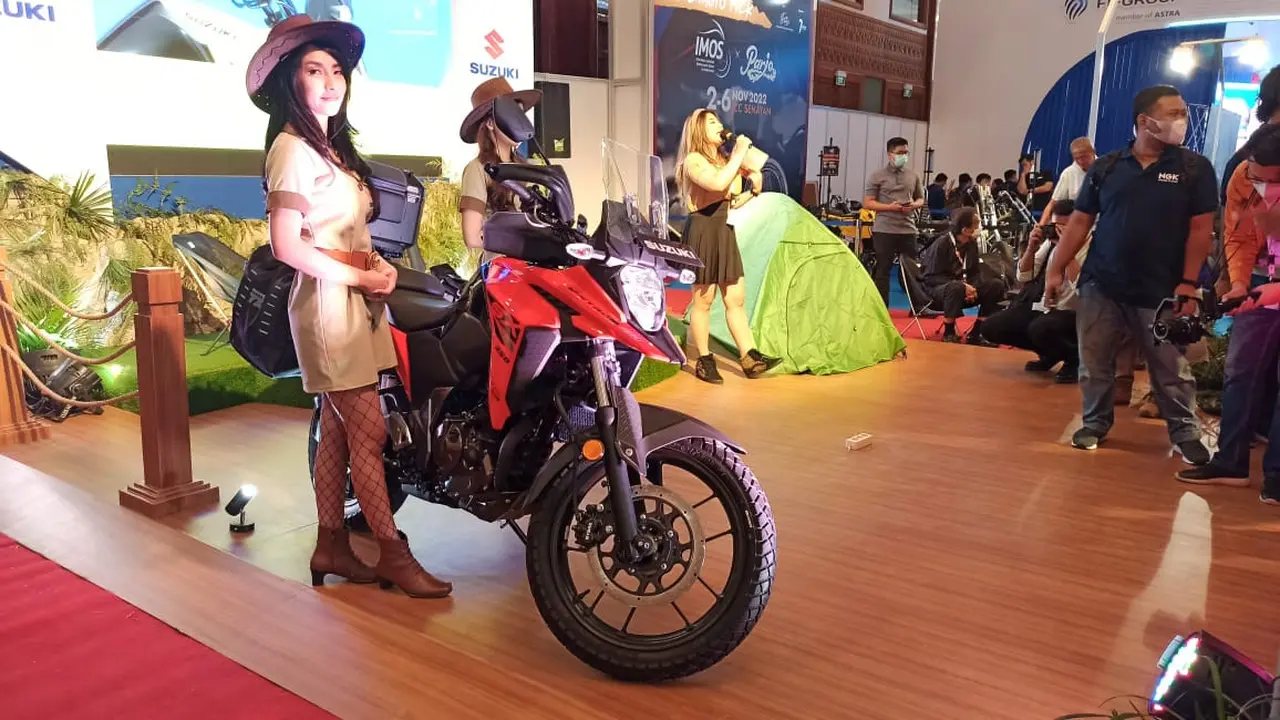 Suzuki memamerkan Suzuki V-Strom SX 250 di IMOS 2022.