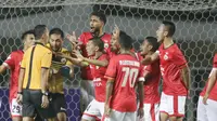 Para pemain Persija Jakarta malakukan protes kepada wasit saat melawan PS TNI  pada laga Liga 1 2017 di Stadion Pakansari, Bogor, (8/6/2017). (Bola.com/Nicklas Hanoatubun)