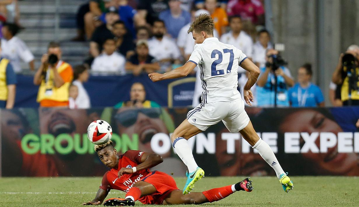 Duel antara pemain Real Madrid, Marcos Llorente, dengan pemain PSG. Presnel Kimpembe, pada laga International Champions Cup (ICC) 2016, di Stadion Ohio, Columbus, Ohio, AS, Kamis (28/7/2016) pagi WIB. (Getty Images/AFP/Kirk Irwin)