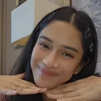 Touch Up Makeup ala Dian Sastrowardoyo dengan Hasil Minimalis. [@therealdisastr]