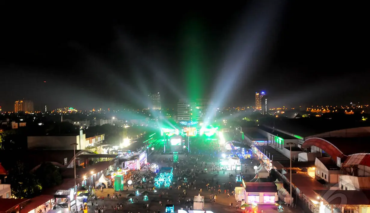 DWP 2014 membuat JIEXPO Kemayoran seakan menjelma menjadi kota yang tidak pernah tidur pada Sabtu (13/12) dini hari. (Liputan6.com/Faisal R Syam) 