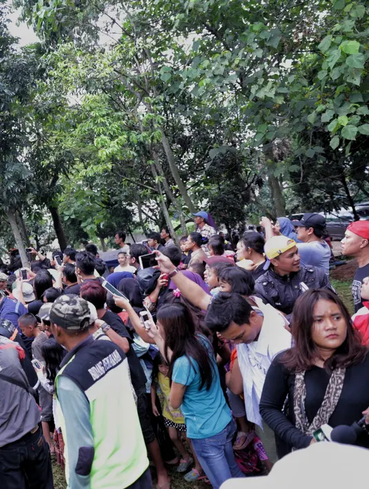 Suasana TPU Ujung Berung, Rabu (30/03/16) ramai dipenuhi pengunjung untuk melayat mendiang kepergian ayahanda Ariel Noah. (Adrian Putra/Bintang.com)
