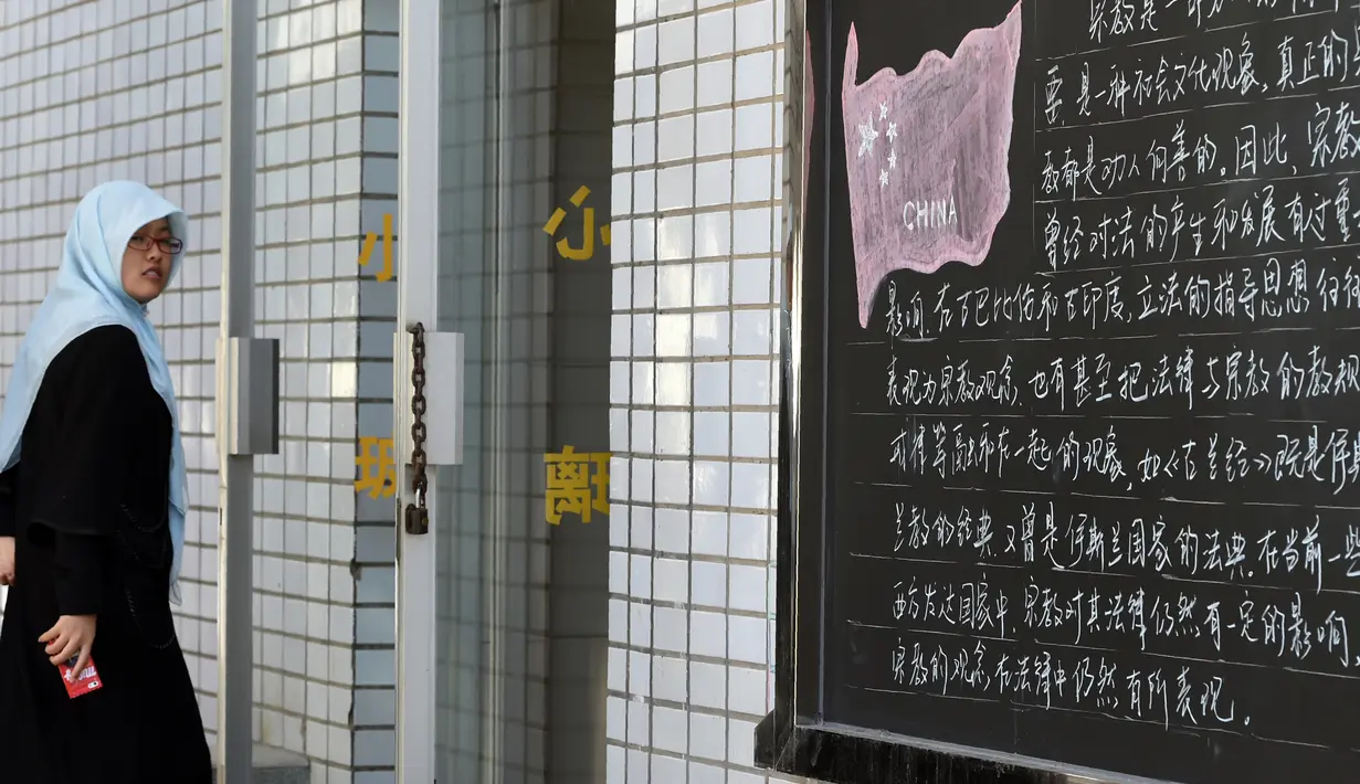 Mahasiswi Hui Muslim berjalan masuk ke kelas di Institut Islam di Yinchuan Ningxia, Provinsi Ningxia utara China (22/9/2015). Sekolah Tinggi Islam tersebut dibangun pada 1985 dan saat ini memiliki 400 mahasiswa. (AFP PHOTO/GOH CHAI HIN)