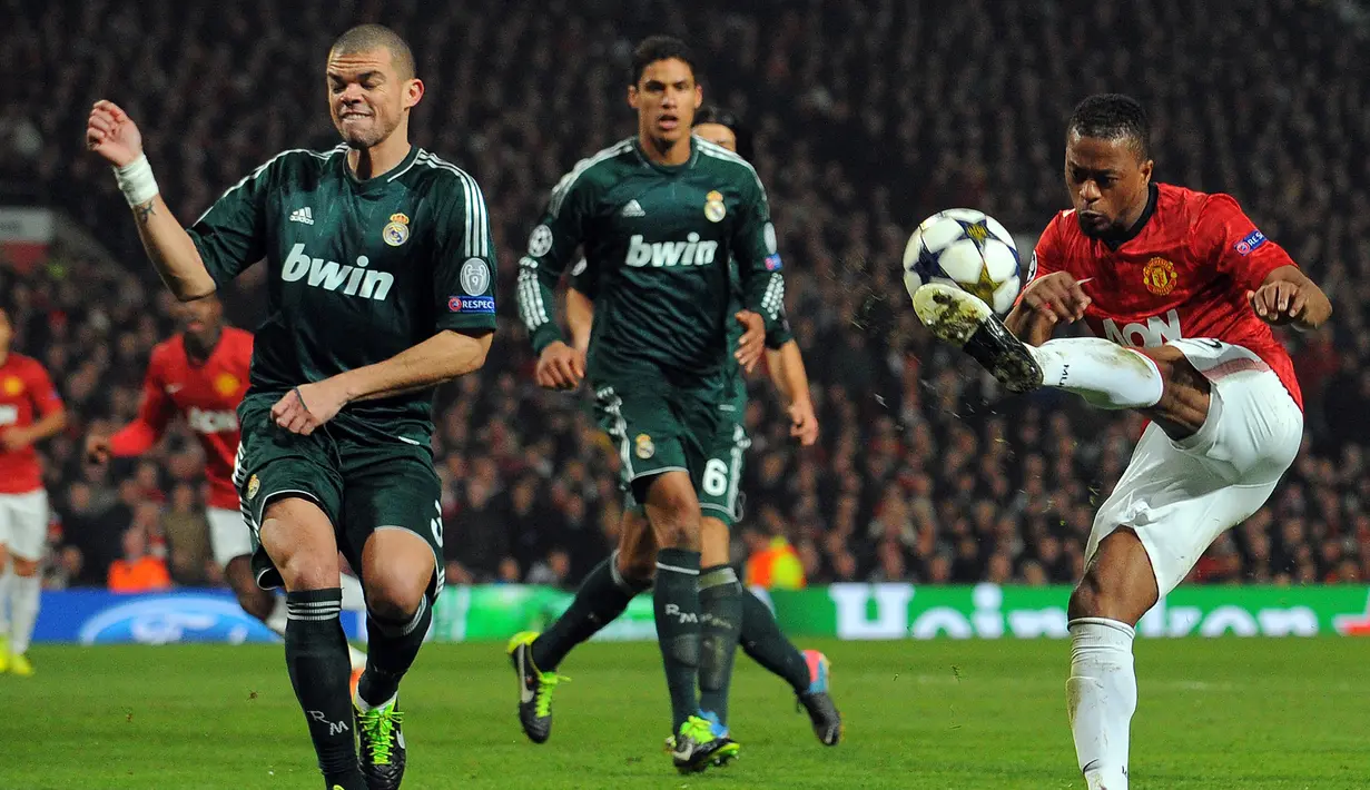 Bek Manchester United, Patrice Evra (kanan) melepaskan tendangan di depan bek Real Madrid, Pepe dalam laga leg kedua babak 16 besar Liga Champions 2012/2013 di Old Trafford Stadium, Manchester (5/3/2013). Patrice Evra total bermain dalam 108 laga di Liga Champions bersama AS Monaco, Manchester United dan Juventus dengan torehan 2 gol dan 5 assist. (AFP/Andrew Yates)