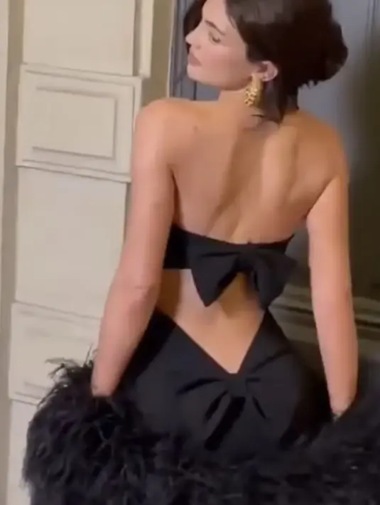Dress Kylie memiliki aksen dua pita pada bagian belakang, yang memamerkan punggung mulusnya. [@kyliecatchy]