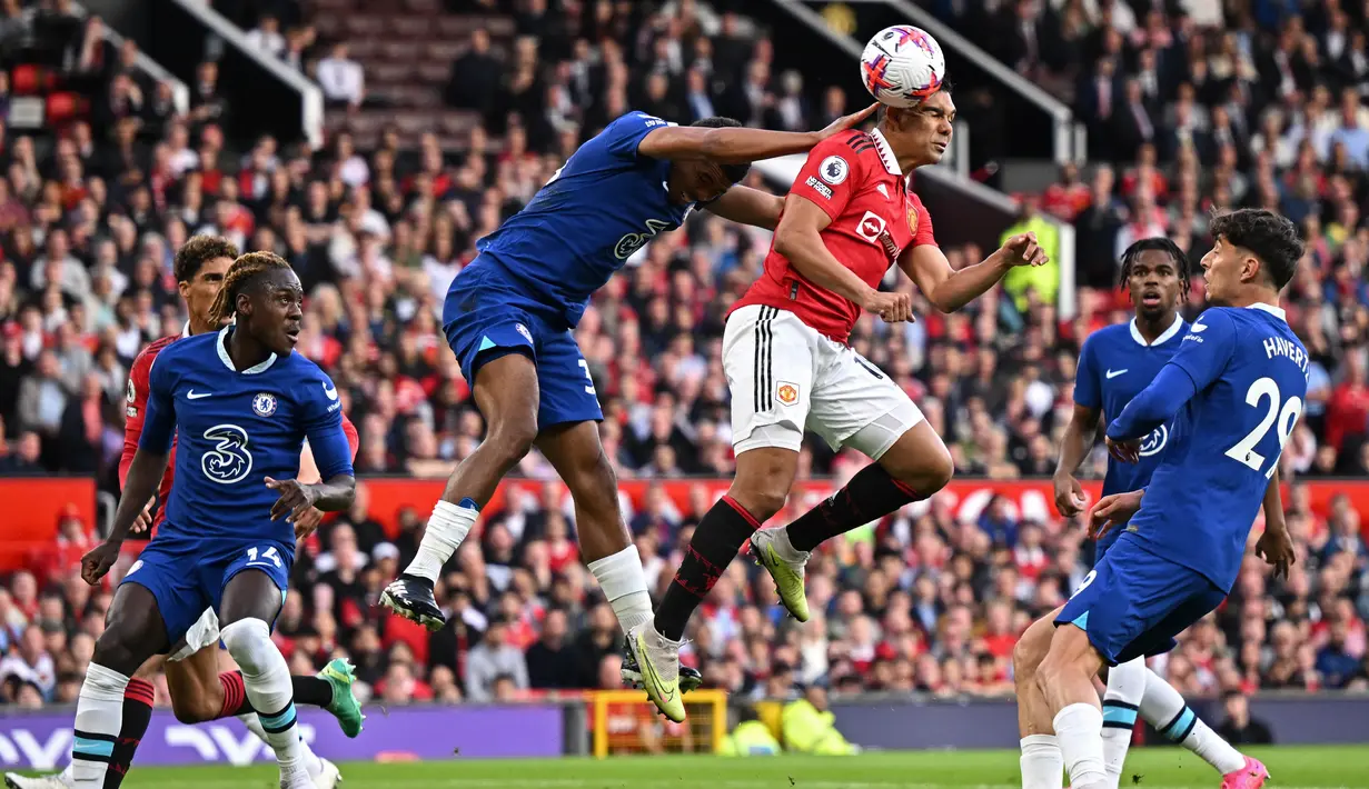 Pemain MU, Casemiro (tengah) mencetak gol lewat sundulan kepala saat melawan Chelsea dalam pertandingan partai tunda pekan ke-32 English Premier League 2022/2023 yang berlangsung di Old Trafford, Jumat (26/5/2023) dini hari WIB. (AFP/Oli Scarff)
