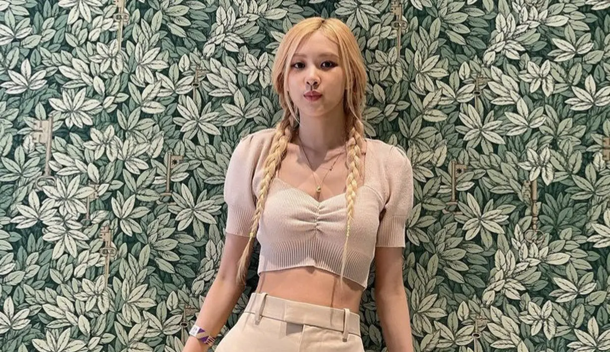 Rose jadi salah satu member Blackpink yang kerapa menggunakan gaya rambut kepang. Rambut blondenya terlihat semakin indah dengan kepang dua klasiknya.(@roses_are_rosie)
