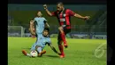Gelandang Persipura, Ian Louis Kabes (kanan) berusaha menghindari tackling keras pemain Persela Lamongan saat berlaga di SCM Cup 2015 di Stadion Kanjuruhan, Malang, Minggu (18/1/2015).  Persela unggul 1-0 atas Persipura.   (Liputan6.com/Faizal Fanani)
