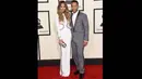 John Legend dan sang istri, Chrissy Teigen saat berpose di red carpet Grammy Awards 2015 di Staples Center, Los Angeles, AS, Minggu (8/2). (Jason Merritt/Getty Images/AFP)