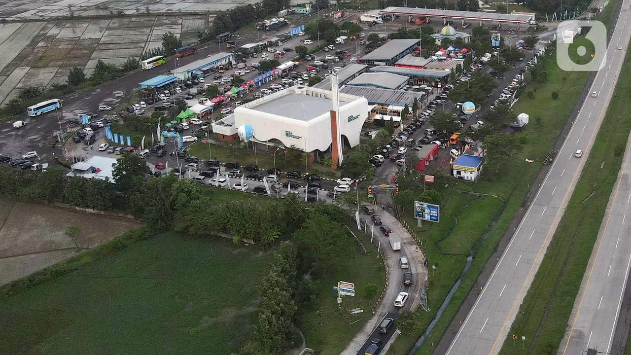 FOTO: Suasana Buka Puasa Ramadhan Pemudik di Rest Area Tol Cikopo - Palimanan