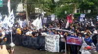 Ratusan bobotoh Persib melakukan unjuk rasa di depan Kantor PT PBB, Bandung, Selasa (17/10/2017). (Bola.com/Muhammad Ginanjar)