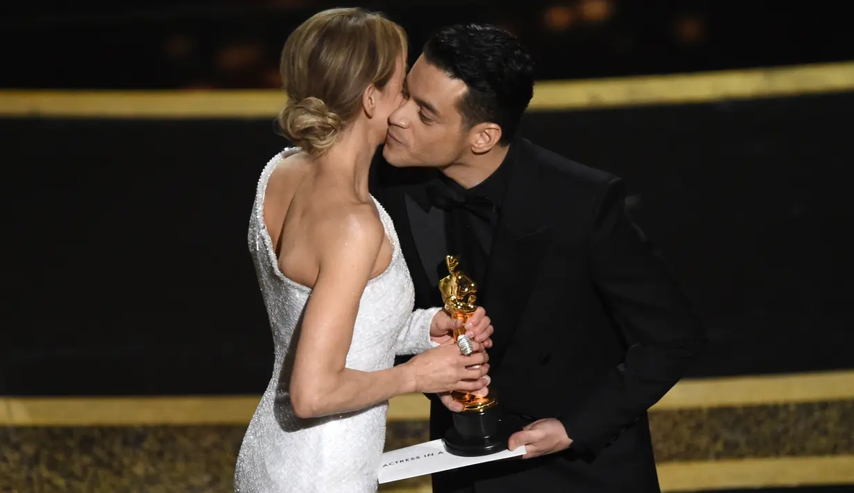Aktris Renee Zellweger menerima piala Oscar dari Rami Malek selaku presenter di atas panggung ajang Academy Awards ke-92 di Dolby Theatre, Los Angeles, Minggu (9/2/2020). Renee Zellweger berhasil menyabet penghargaan sebagai Aktris Terbaik lewat perannya di film 'Judy'. (AP Photo/Chris Pizzello)