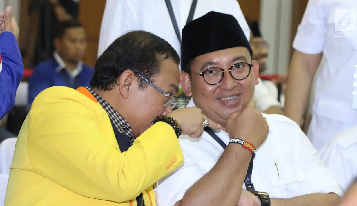Politisi Partai Gerindra, Fadli Zon saat berada di ruang pendaftaran bakal Capres/Cawapres Pemilu 2019 di Gedung KPU, Jakarta, Jumat (10/8). Fadli Zon ikut mendampingi proses pendaftaran pasangan Prabowo/Sandi Uno. (Liputan6.com/Helmi Fithriansyah)